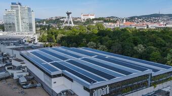 Bratislavský Aupark smeruje k udržateľnosti. Na streche pribudli solárne panely