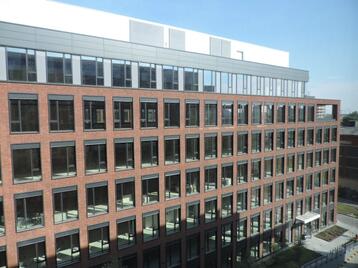 Swiss Re uzatvára rozsiahle predĺženie nájmu kancelárskych priestorov na 10 rokov v TwinCity B v Bratislave, čím stanovuje nové štandardy ESG