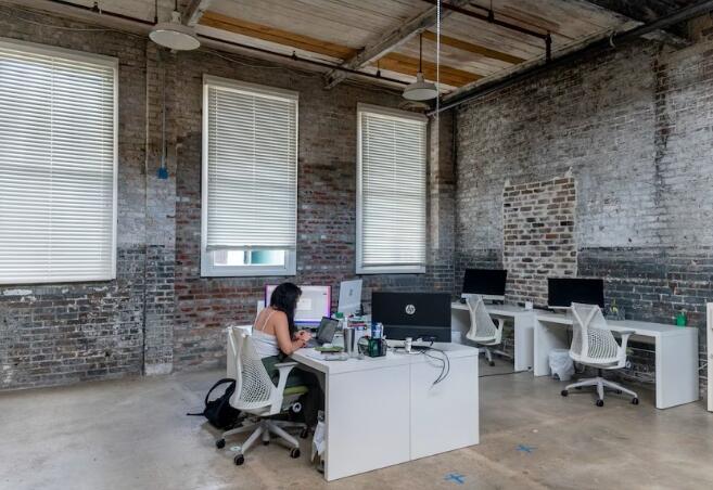 Prázdne piatky: Ako hybridná práca a 4-dňový pracovný týždeň pretvárajú potreby kancelárskych priestorov