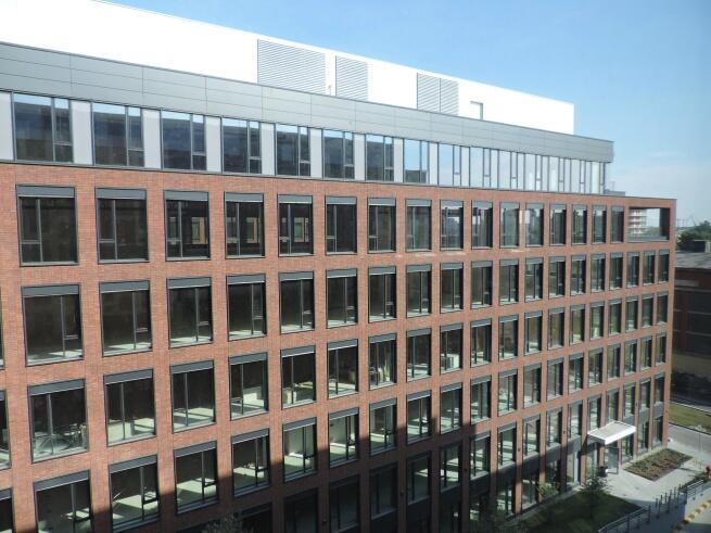 Swiss Re uzatvára rozsiahle predĺženie nájmu kancelárskych priestorov na 10 rokov v TwinCity B v Bratislave, čím stanovuje nové štandardy ESG