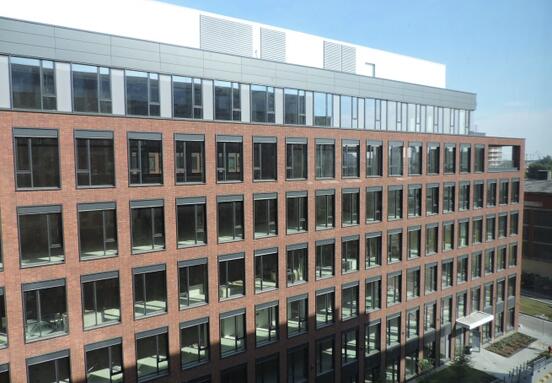 Swiss Re uzatvára rozsiahle predĺženie nájmu kancelárskych priestorov na 10 rokov v TwinCity B v Bratislave, čím stanovuje nové štandardy ESG