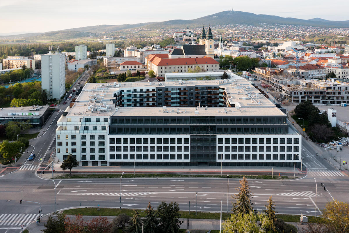 V centre Nitry vyrástol kompaktný blok. Atraktivitu Tabáňa zvyšuje vnútorné átrium